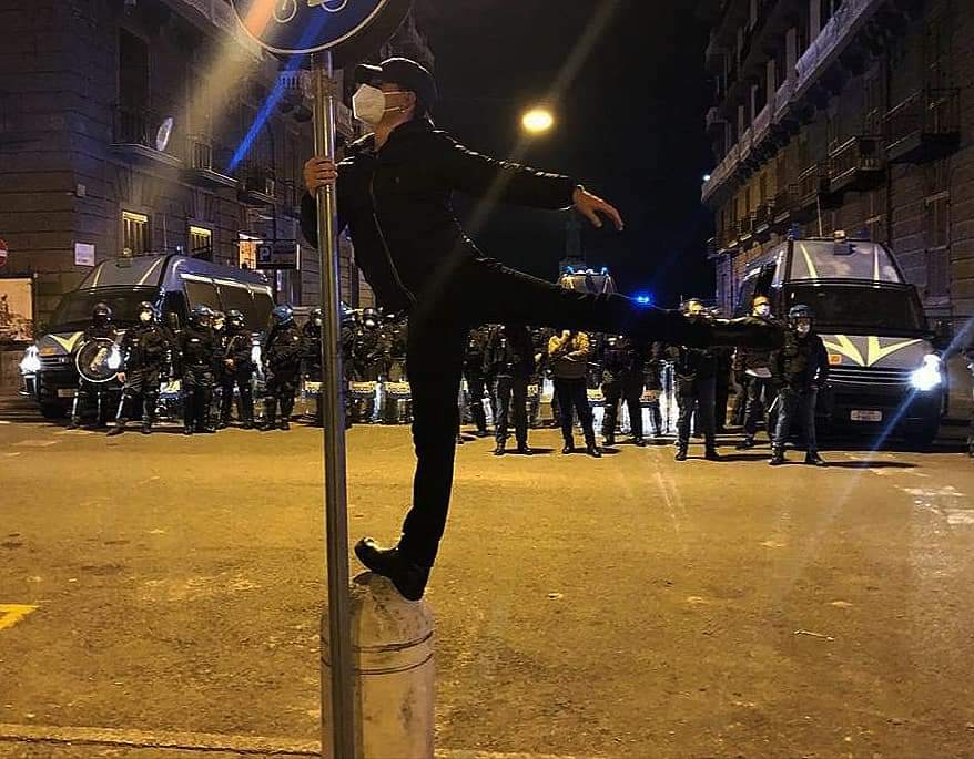 Danilo, la protesta a Napoli a passo di danza: «Credo nelle battaglie pacifiche»