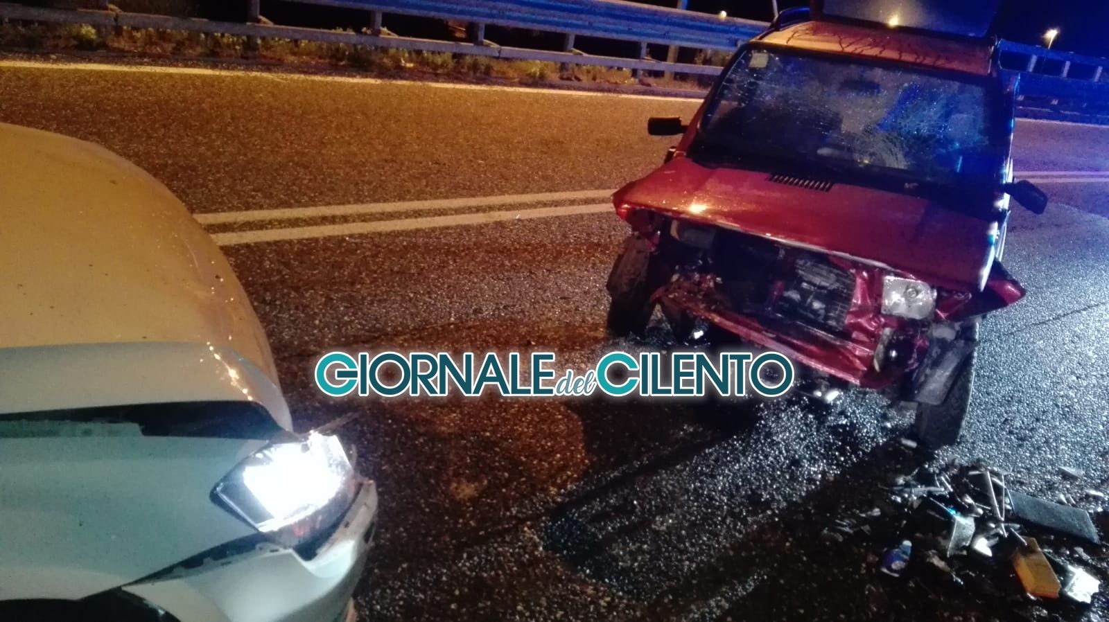 Atena Lucana, frontale nella notte: 4 feriti