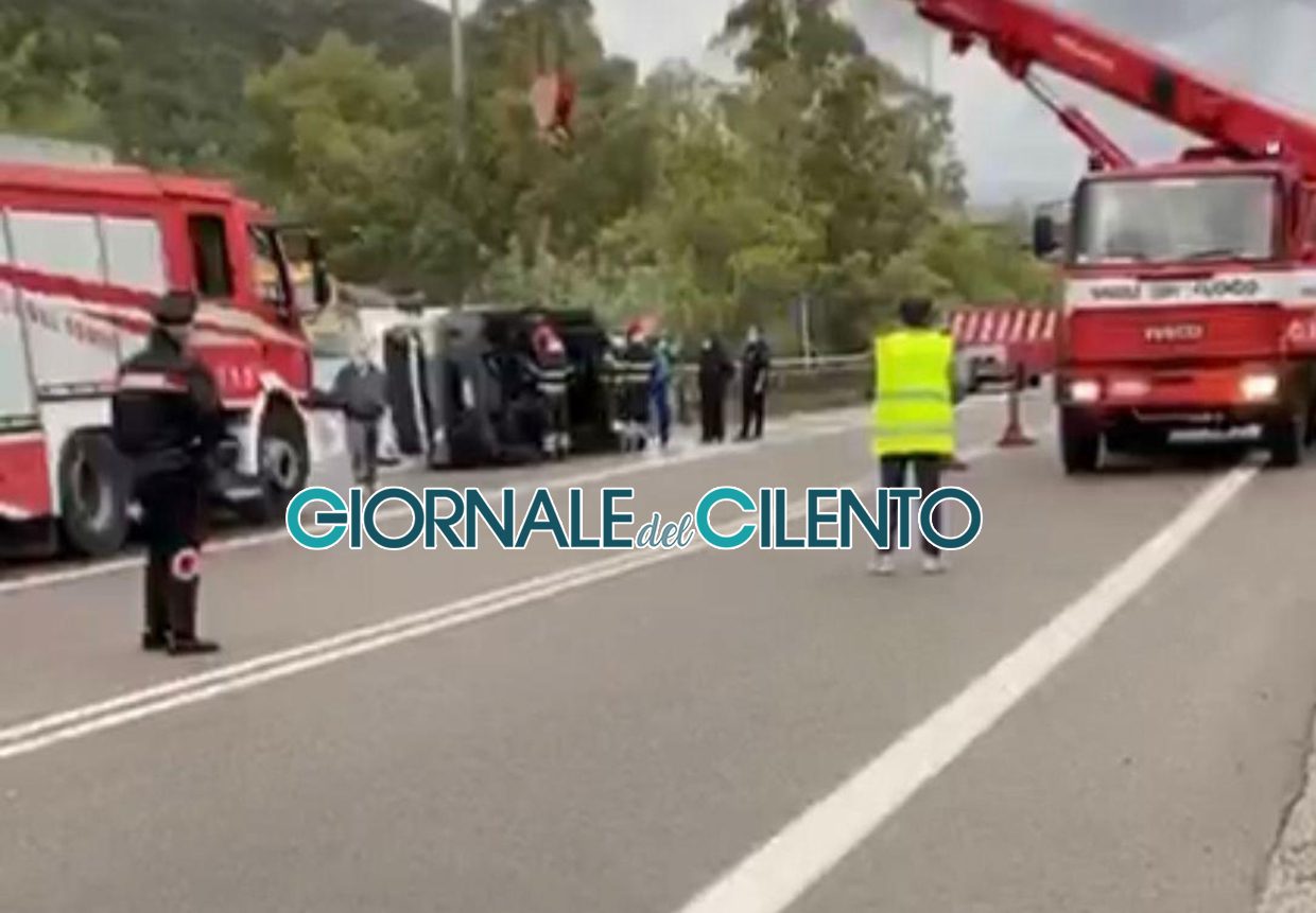 Cilentana, furgone si ribalta: illeso conducente