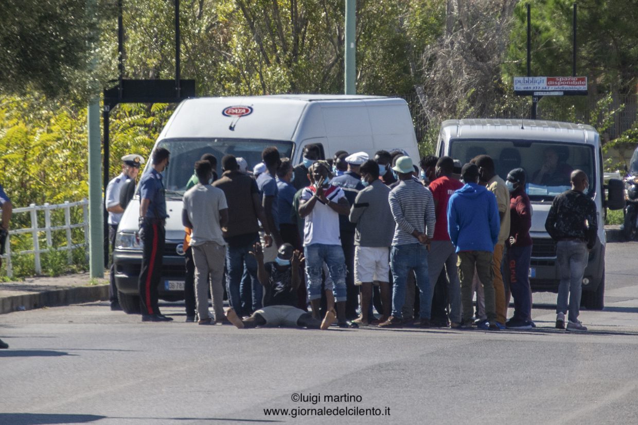 Palinuro, migranti in strada: «Vogliamo risultati tamponi»|FOTO