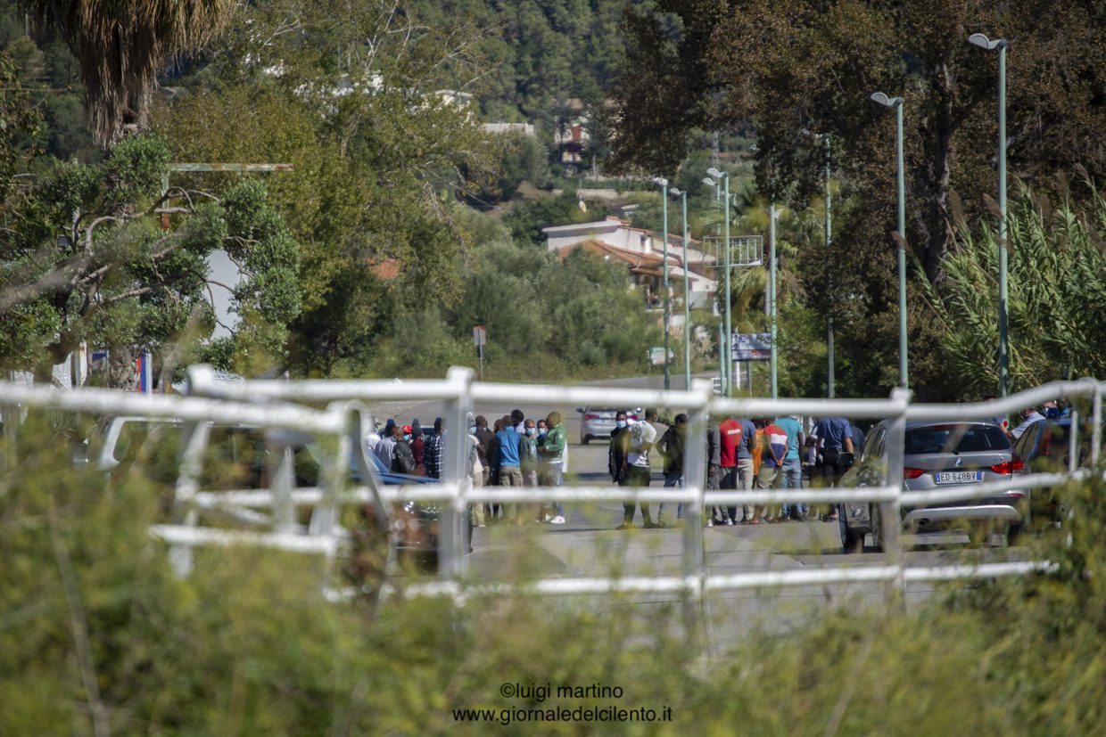 Palinuro, protesta migranti. Cirielli: «Vera e propria emergenza»