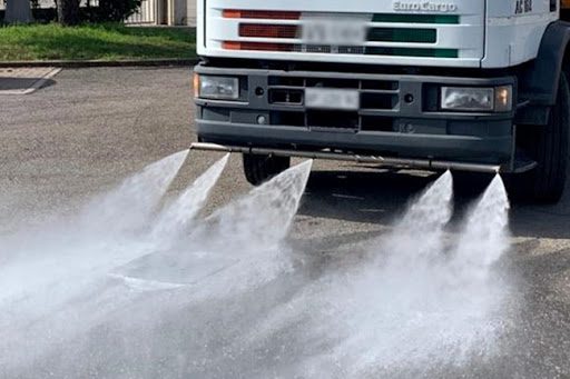 Operai a lavoro per sanificare le strade di Castellabate