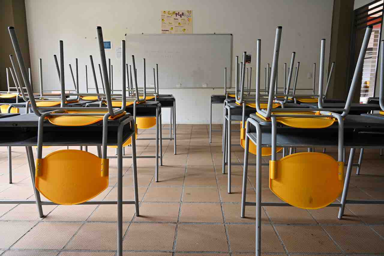 Scuole chiuse in Campania, sindaci: «Provvedimento insensato»