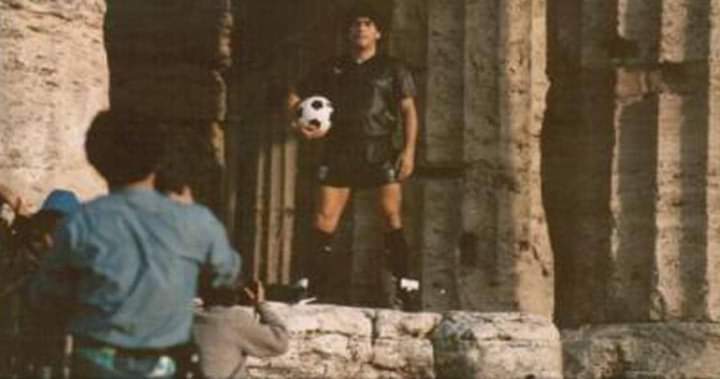 Maradona, quando arrivò a Paestum e palleggiò tra i templi