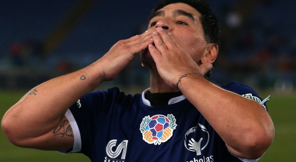 Maradona, stadi illuminati e applausi: ha unito il mondo nel dolore
