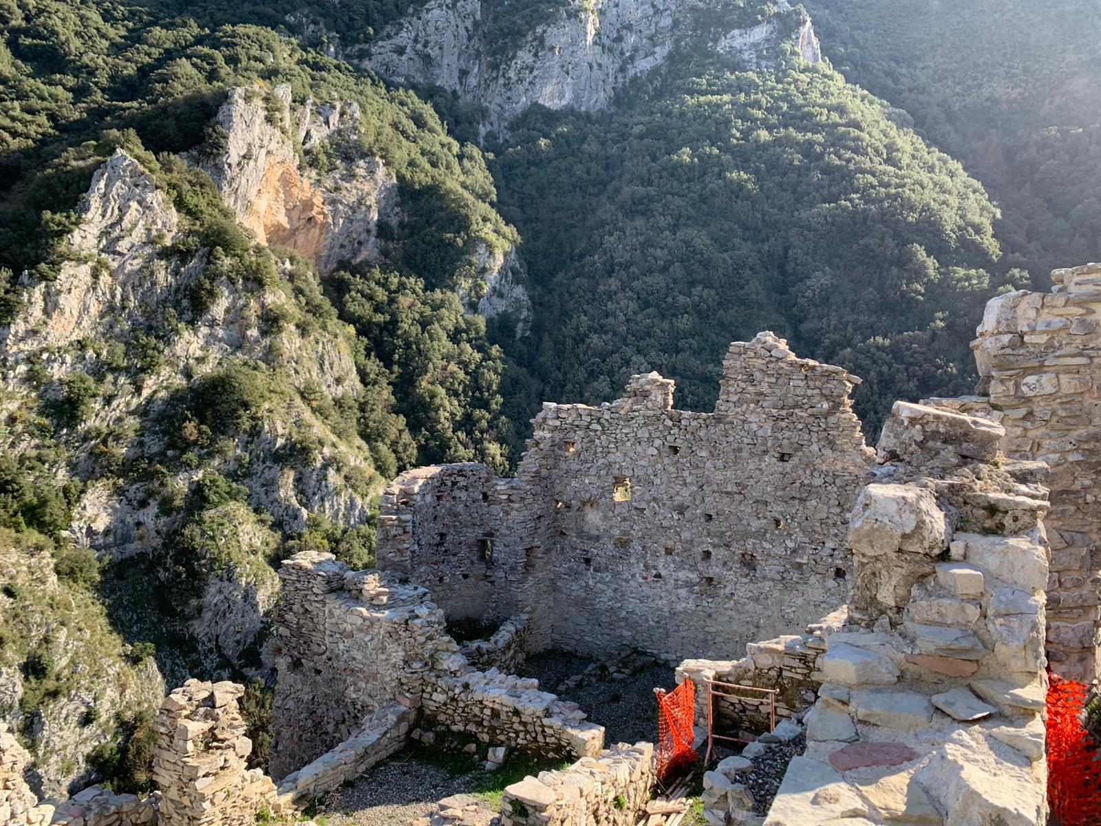 Tombe scoperte sotto il castello di San Severino di Centola, il «museo a cielo aperto» perla per il turismo