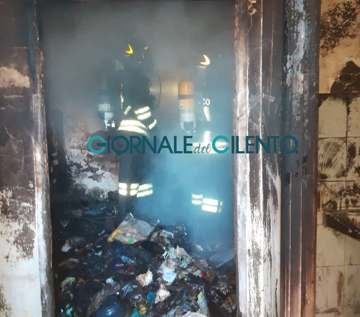 Incendio in casa a Lustra Cilento, intervengono i vigili del fuoco: locale inagibile