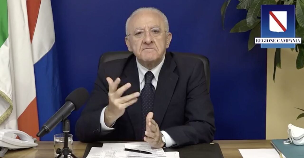 Allarme De Luca su vaccini: «Di questo passo si va al 2022»