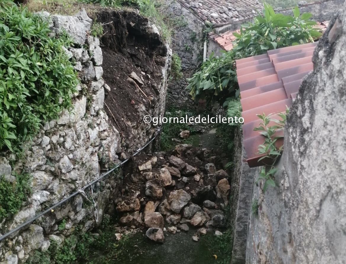 Maltempo, crolla un muretto a Morigerati