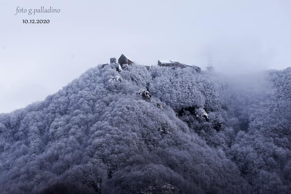 Il monte Sacro del Cilento si colora di bianco: le foto catturano la meraviglia