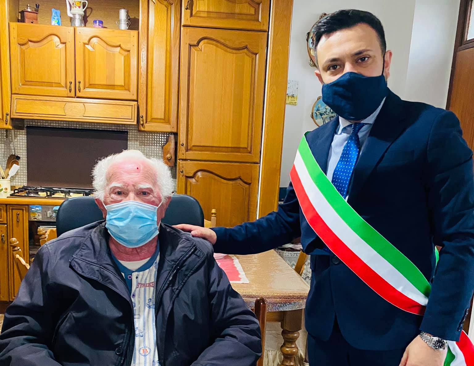 Cilento, guarisce dal covid a 90 anni. Sindaco: «E’ simbolo comunità»