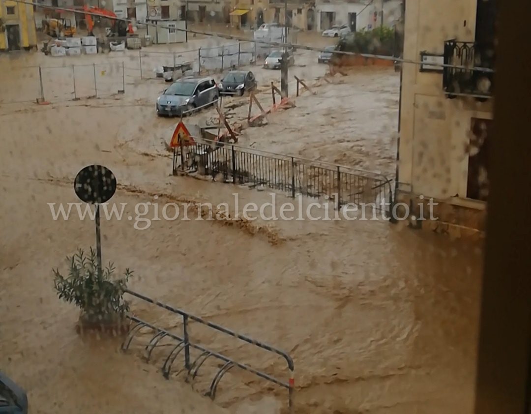 Sapri, piove e piazza Plebiscito si allaga: disagi sulle strade