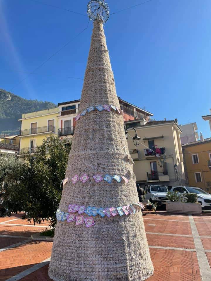 L’albero di Natale più tenero è a Sala Consilina, con i nomi dei nati nel 2020