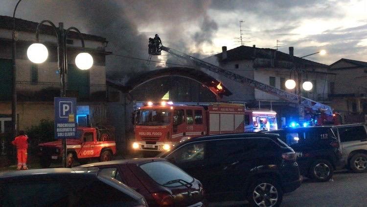 Vallo Scalo, incendio al centro dentistico: vigili del fuoco a lavoro