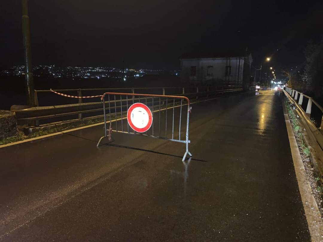 Sale livello del fiume, chiusa strada tra Sassano e Sala Consilina