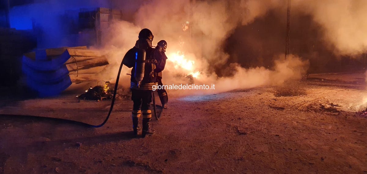 Montesano, deposito avvolto dalle fiamme | FOTO
