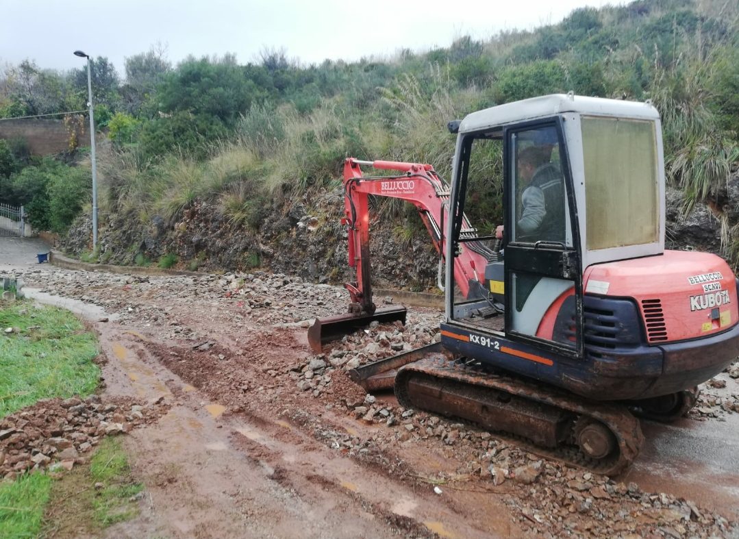 Camerota, violento nubifragio: ruspe a lavoro. Danni e disagi