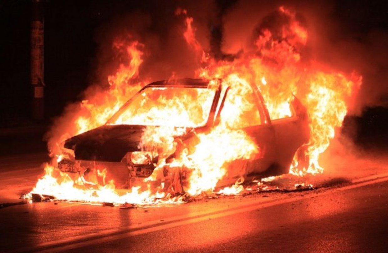Salento, auto in fiamme nella notte: s’indaga