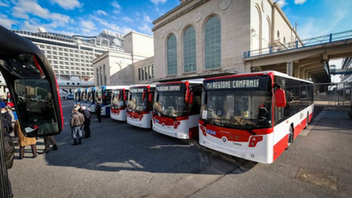 Vincenzo de Luca consegna nuovi autobus.