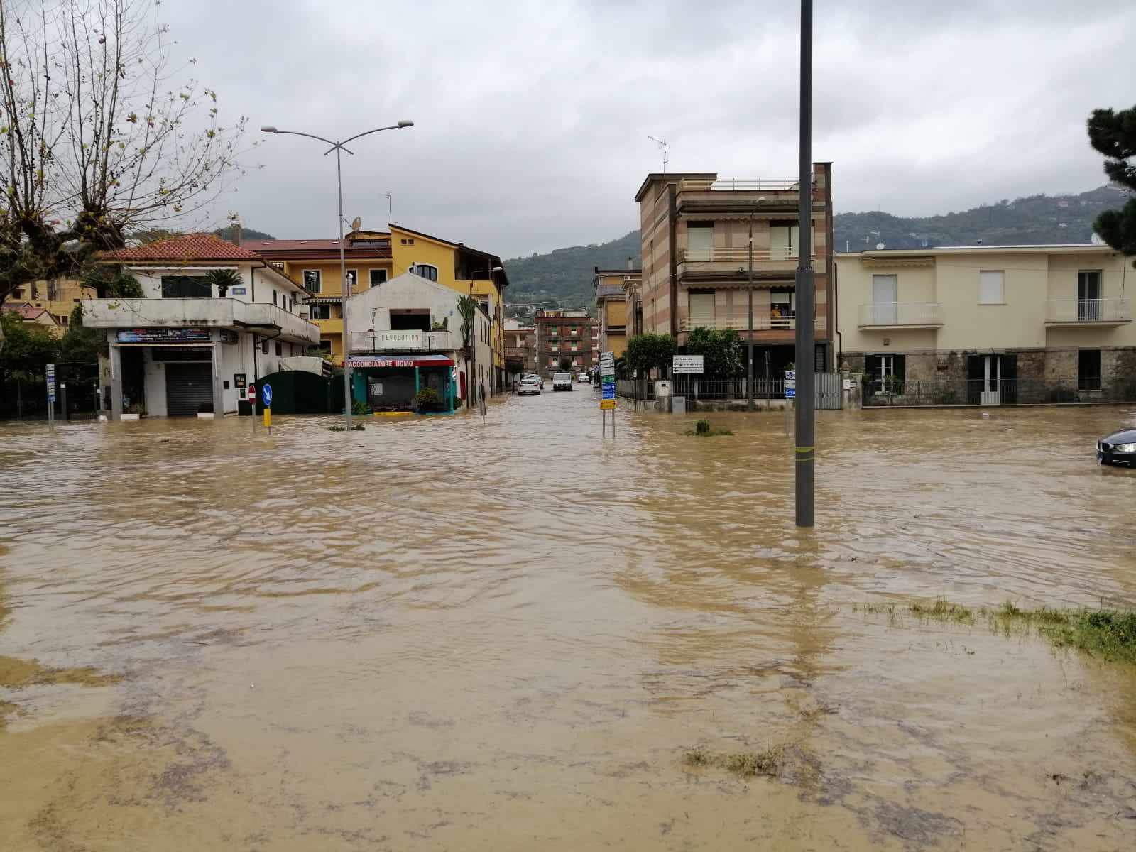 Il maltempo torna a fare danni nel golfo di Policastro. Sindaco: «Restate a casa»