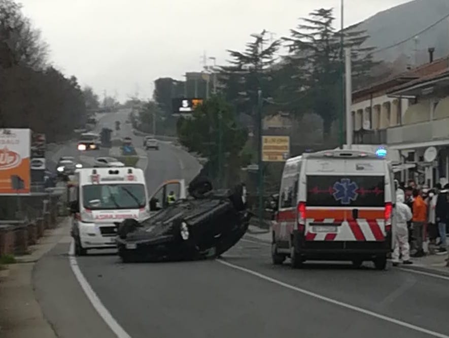 Incidente stradale a Polla, auto si ribalta: un ferito