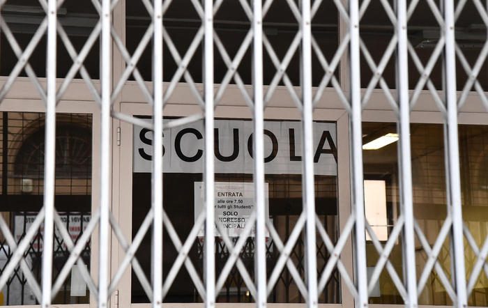 Covid, Unità di Crisi ai sindaci: «Troppi contagi, valutare chiusura scuola fino a marzo»