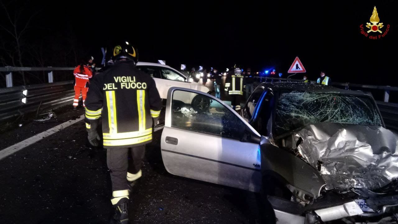 Schianto lungo la Potenza-Melfi: conducente estratto dalle lamiere