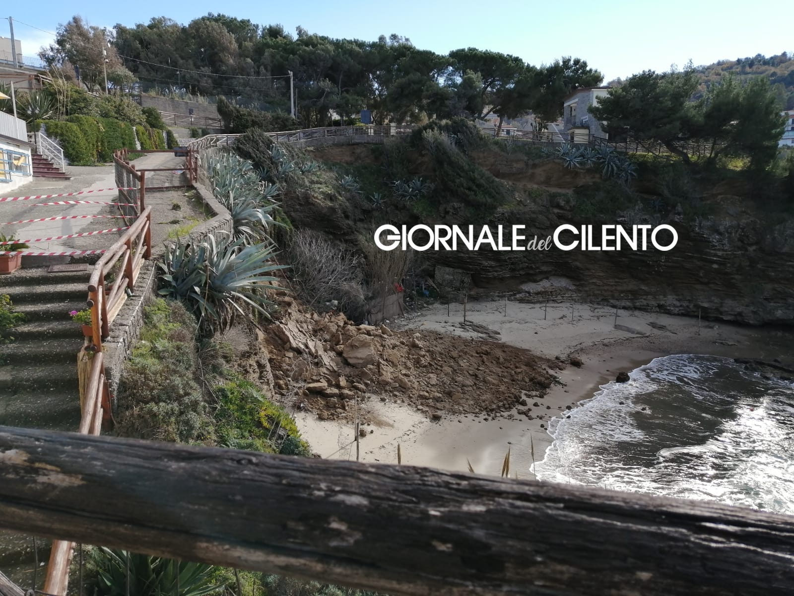 Palinuro, frana costone: chiusa spiaggia Ficocella