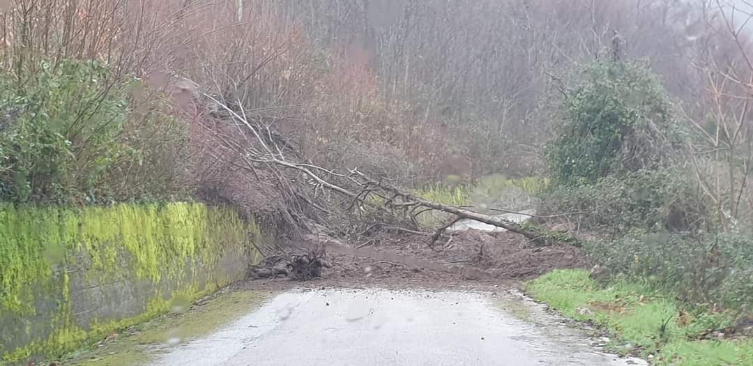 Frana blocca strada tra San Pietro e San Rufo