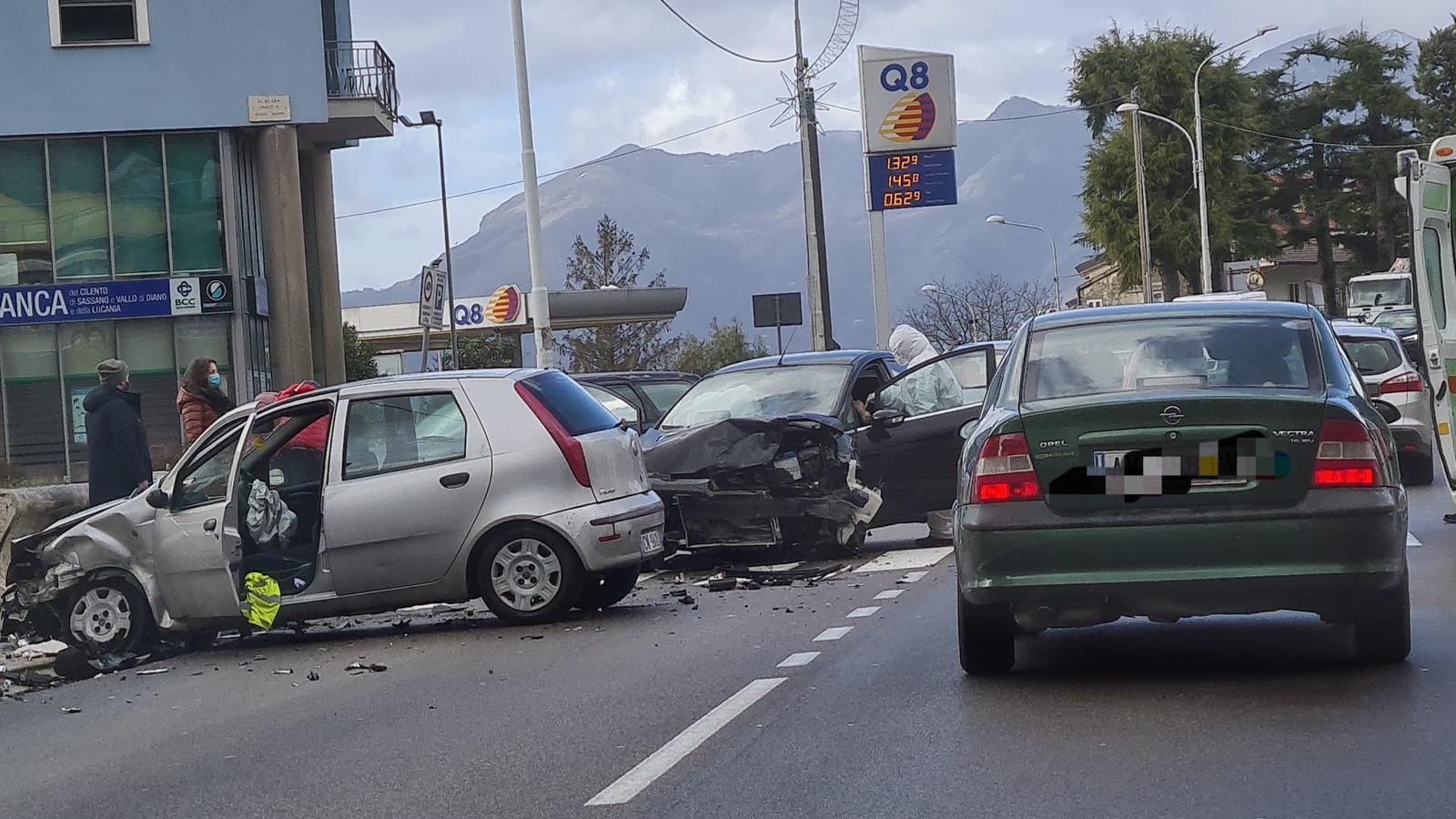 Scontro frontale a Sala Consilina, due feriti