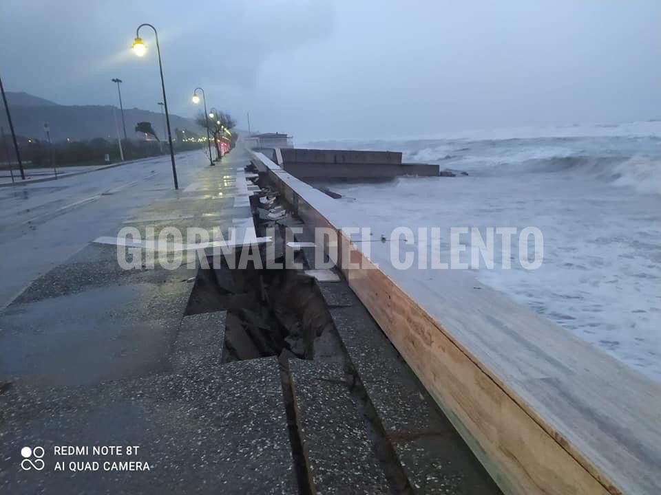 Ascea, maltempo sferza lungomare: danni | FOTO