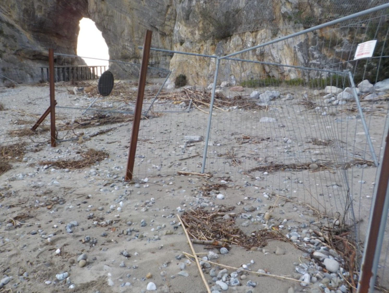 Arco naturale di Palinuro, mareggiate distruggono recinzione: esposto al ministro