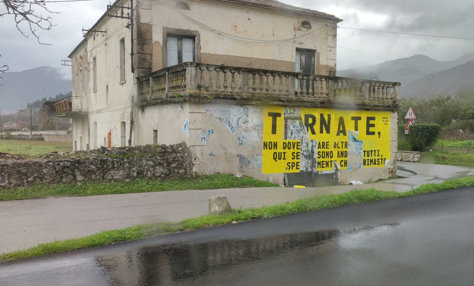 Spunta a Padula il manifesto con la poesia di Arminio: «Tornate»