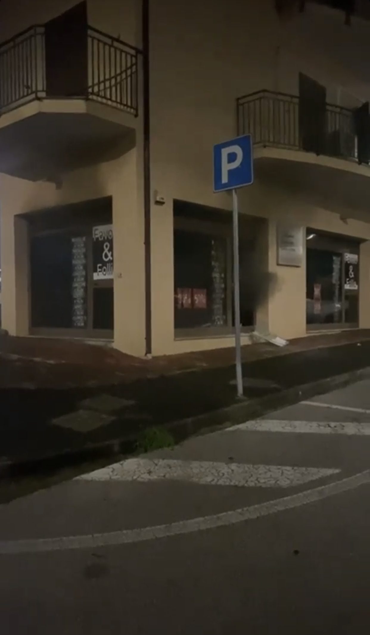 Vallo della Lucania, negozio in fiamme nella notte