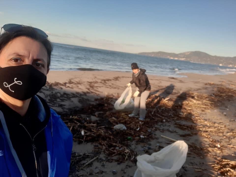 Ascea, amiche-volontarie ripuliscono la spiaggia dai rifiuti