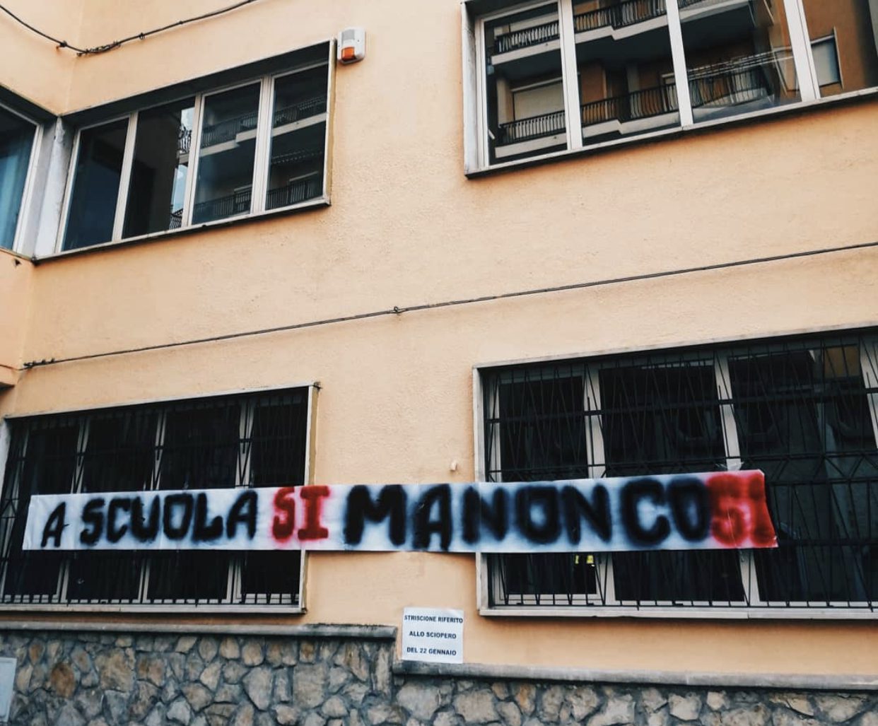 «A scuola sì ma non così»: striscioni a Vallo della Lucania