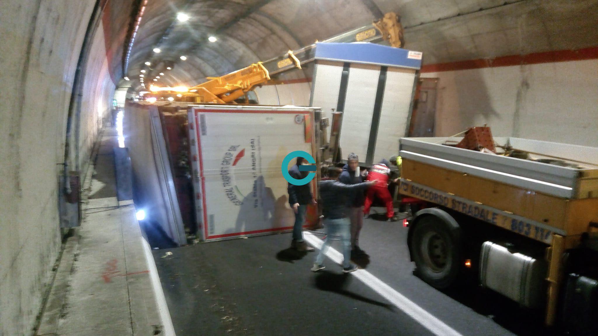 Trasporta finocchi, camion si ribalta: un ferito