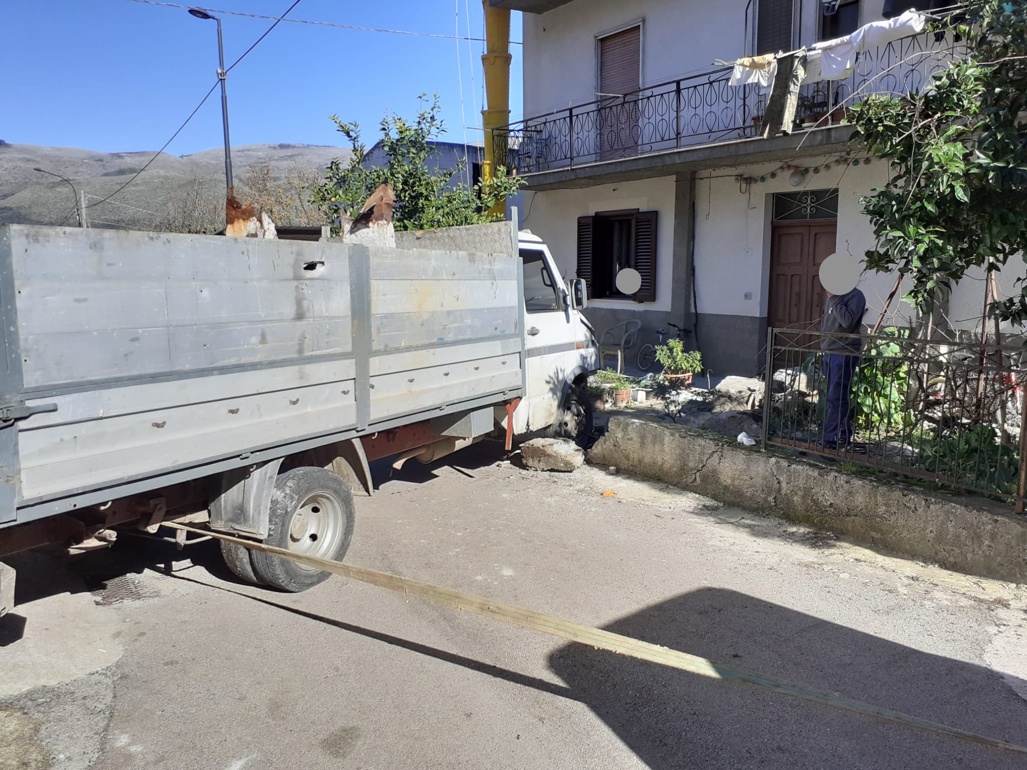 Camerota, camion sfonda il muro di una casa | FOTO