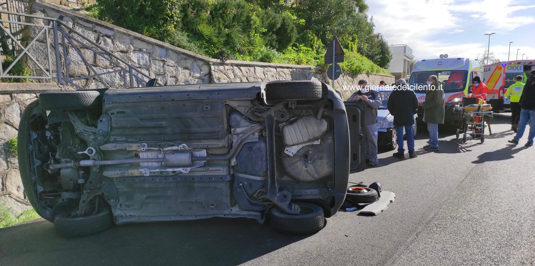 Auto sbanda sulla via del Mare: due trasferiti in ospedale a Vallo della Lucania