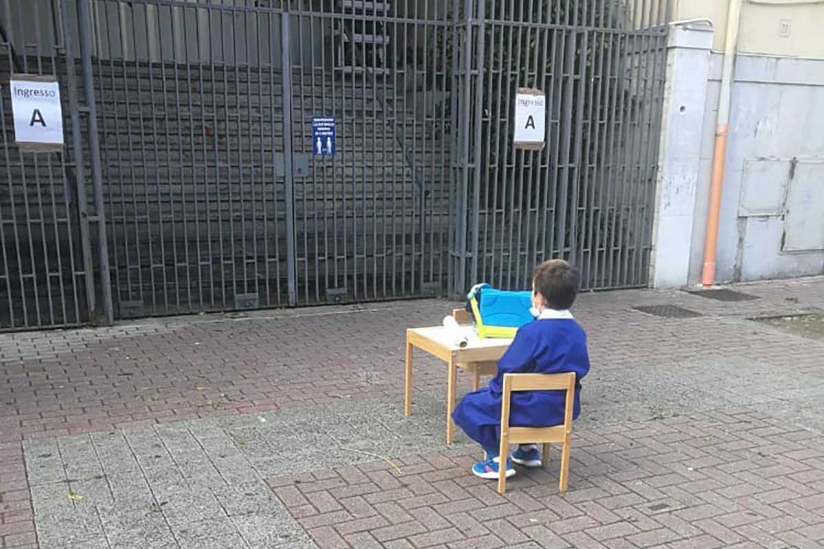 «In Campania scuole chiuse quasi da un anno: è vergognoso»
