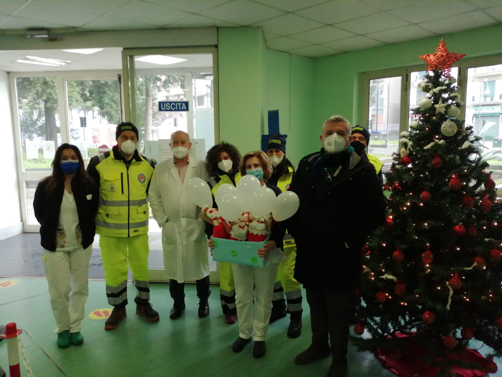 Protezione civile di Sala Consilina consegna calze per i bimbi di Pediatria di Polla