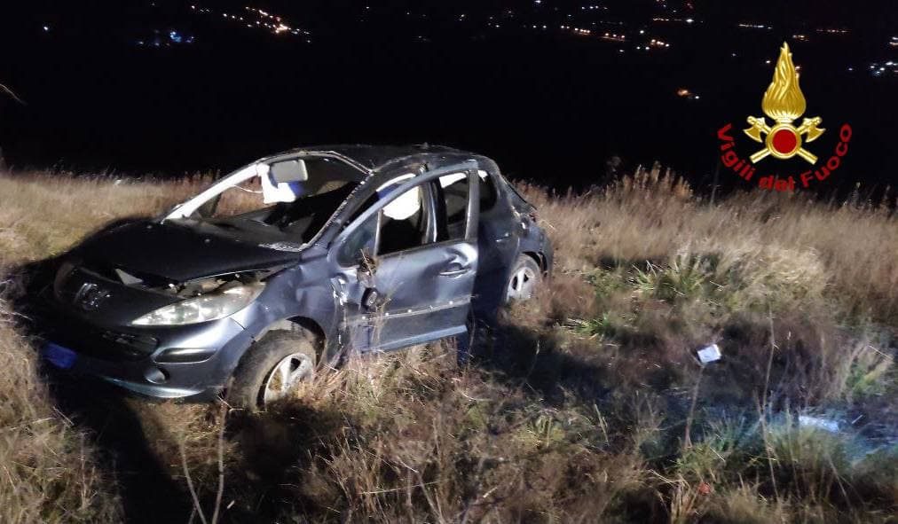 Potenza, auto carambola in una scarpata per 100 metri: 20enne illeso