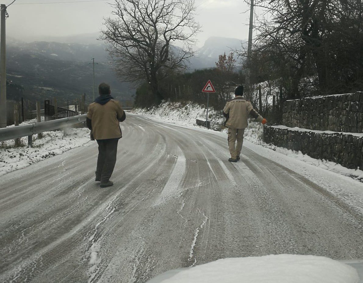 Ghiaccio sulla strada provinciale: operai comunali di Roscigno spargono sale a mano