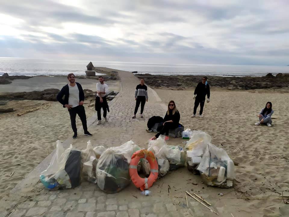 Palinuro, assessore e volontari rimuovono i rifiuti dalla spiaggia