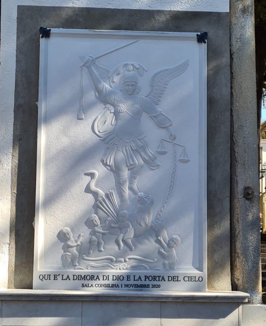 Lapide dedicata a San Michele nel cimitero a Sala Consilina