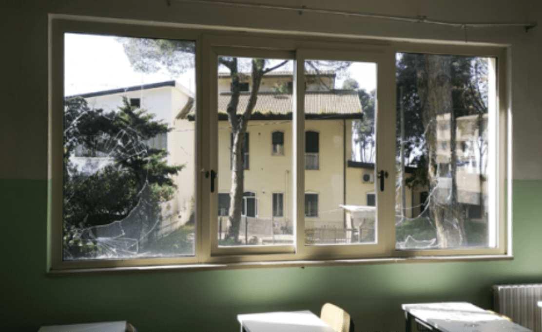 Capaccio, vandali a scuola: finestre sfondate con lancio pietre