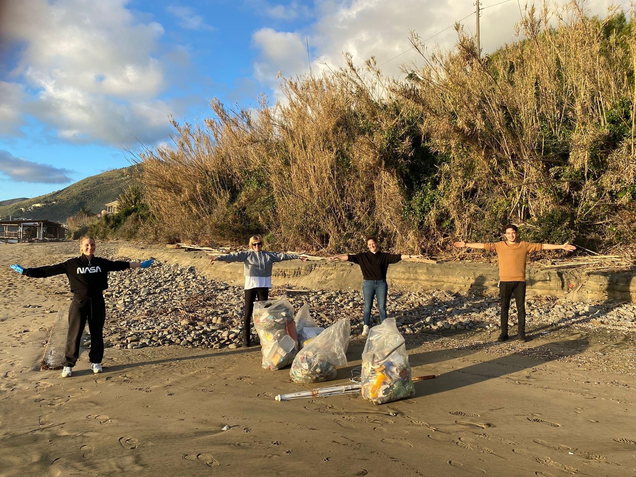 Acciaroli, sindaco tra ragazzi per ripulire spiagge da rifiuti