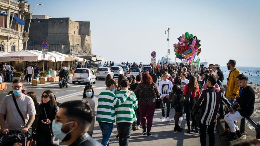 Covid, Campania: stabile curva contagi ma preoccupa assembramento città