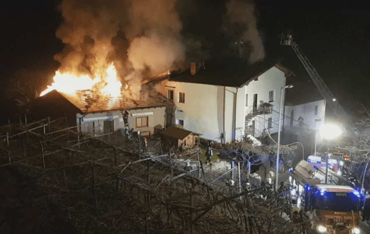 Casa in fiamme, 70enne muore in ospedale
