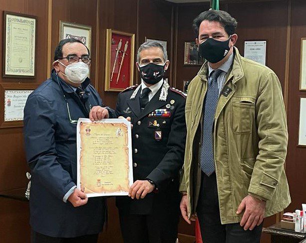 In visita al comando carabinieri Salerno, il sindaco dona la Costituzione trascritta a mano